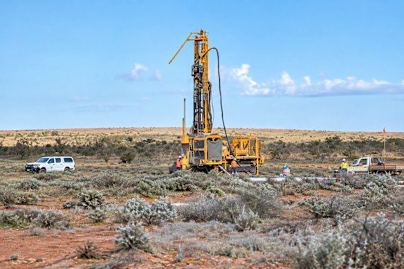 Broken Hill Gold has mobilised a second drill rig to accelerate its dual oxide gold and gold-copper sulphide strategy at the White Dam project in South Australia.