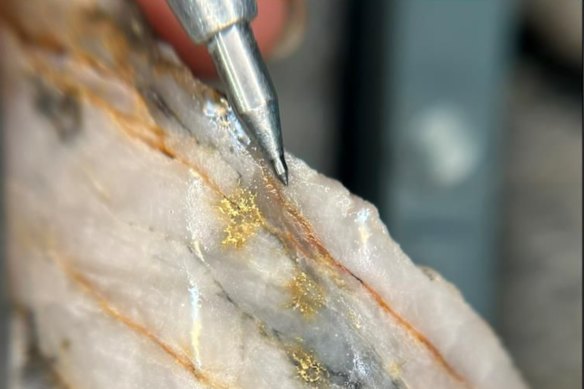 Brightstar Resources drill core showing visible gold in quartz at 322.7m depth – part of a 19-metre intercept assaying 24.3g/t gold from 306m, including 1m at 449g/t gold from 322m.