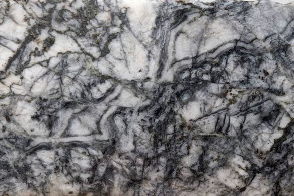 Aguia Resources’ complex banded breccia textures in gold-rich quartz drill core assaying 31.66g/t gold from 114.75m to 115.7m.