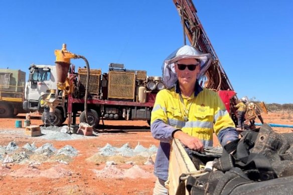 Augustus Minerals’ reverse circulation drill rig operating at the Clifton East prospect in the company’s Music Well gold project, with General Manager Exploration Andrew Ford logging drill chips.
