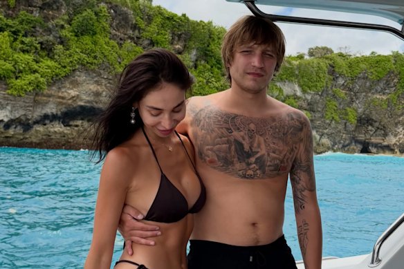 Igor Komarov poco prima di essere rapito, con la sua fidanzata influencer Yeva Mishalova.