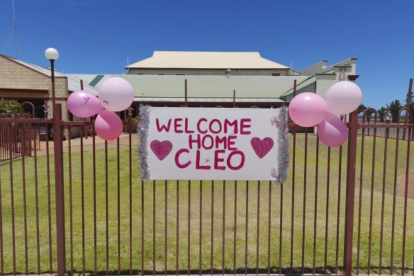 The Carnarvon community have welcomed Cleo home by displaying pink balloons outside homes and businesses.