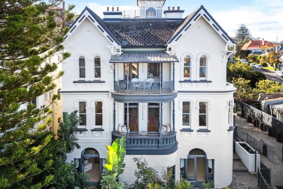 Roslyn was built in 1886 for wealthy timber merchant Charles Saxton.
