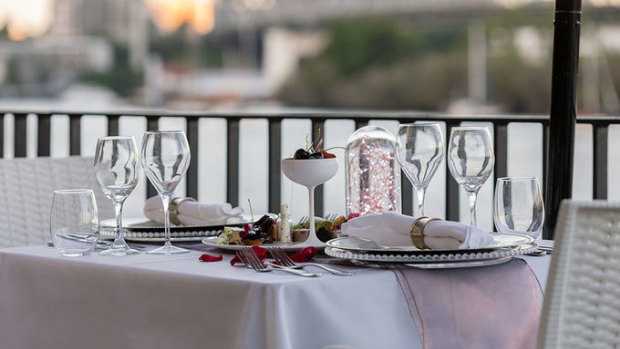 Stamford Plaza Brisbane certainly knows how to turn on the charm, and their Valentine's Day dining experiences are no exception.