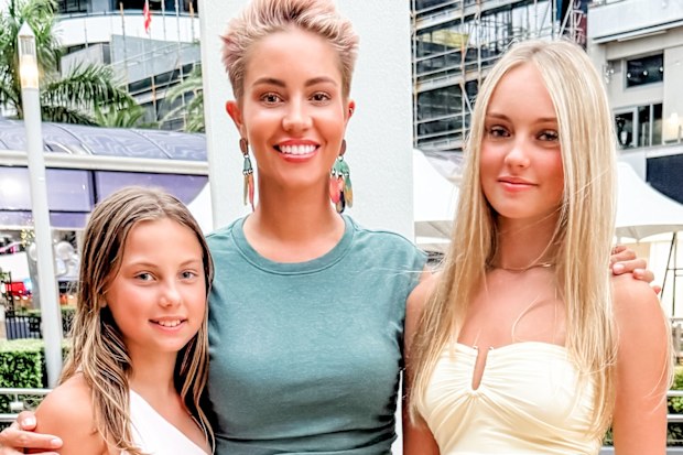 Lynette Bolton, kızı Piper ve Siarra ile.
