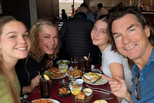 Rebecca Romijn and Jerry O’Connell with their two daughters Charlie and Dolly