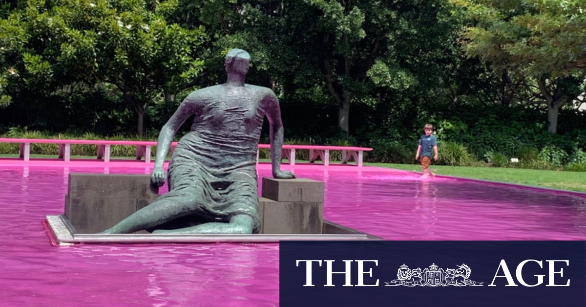 Buat percikan di kolam merah muda cerah NGV musim panas ini