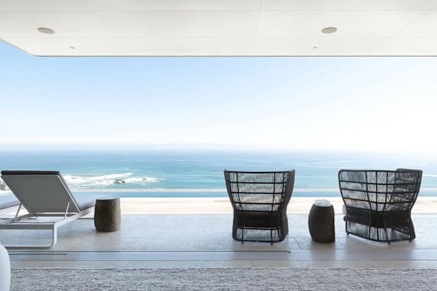 Balcony with an infinity pool overlooking the ocean