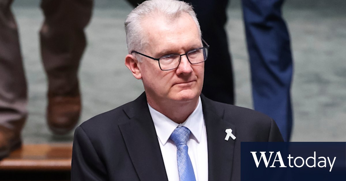 Burke signs $400m deal to deport hundreds of former detainees to Nauru