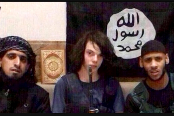 Australian Jake Bilardi (centre) alongside two Islamic State members.