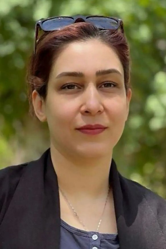 Uma bala atingiu Nasim Pouraghayee no pescoço; ela caiu no chão e começou a vomitar sangue.