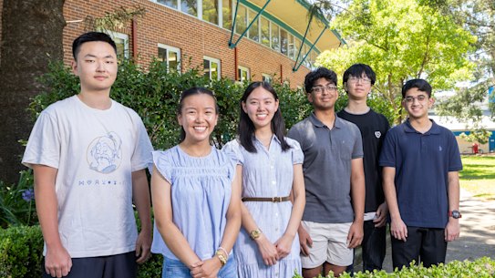 Seis de los nueve estudiantes de James Ruse que recibieron un ATAR de 99,95. De izquierda a derecha: Terry Chen, Nina Chen, Selina Ma, Nikil Andepalli, Peter Shan y Srihaas Komminni.