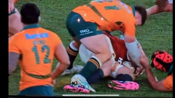 Carlo Tizzano arriving at the ruck before Jac Morgan at the MCG.