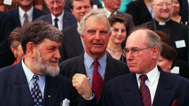 Delegates assemble on the front steps of old Parliament House in Canberra at the start of the Constitutional Convention. Barry Jones (L) Deputy Chair, Ian Sinclair (C) chair and PM John Howard