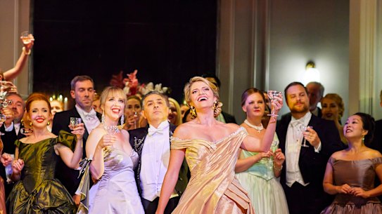 Samantha Clarke as Violetta Valéry and the Opera Australia Chorus.

Photo Credit