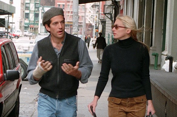John F Kennedy e Carolyn Bessette Kennedy em Nova York em 1997. 