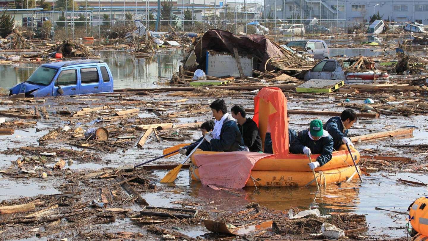 Землетрясение цунами. ЦУНАМИ 2011. Землетрясение в Японии 2011. ЦУНАМИ 2011 года в Японии.
