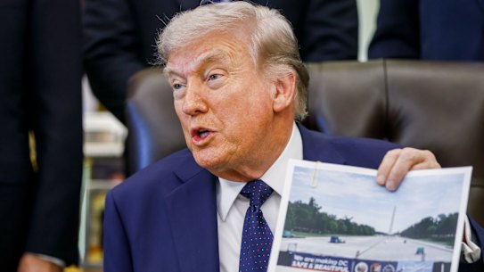 O presidente dos EUA, Donald Trump, mostra uma foto do espelho d'água do Lincoln Memorial durante uma entrevista coletiva.