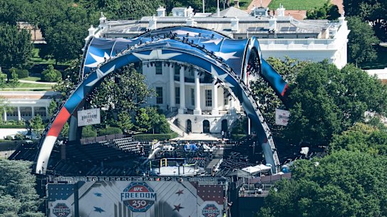 L'arena costruita per l'incontro UFC che si terrà alla Casa Bianca.