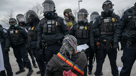 Oficiais federais tentam dispersar manifestantes que protestam contra o ICE em St. Paul, Minnesota, na quinta-feira.