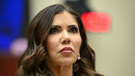 A secretária de Segurança Interna, Kristi Noem, partirá no final do mês.