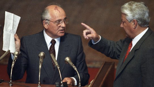 Mikhail Gorbachev Boris Yeltsin at an extraordinary session of the RSFSR Supreme Soviet, shortly before it collapsed in August 1991.