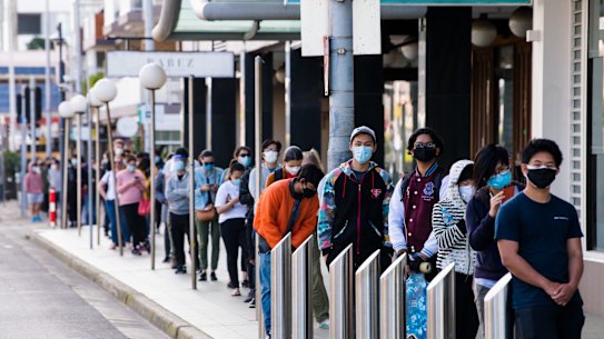 Coronavirus- COVID 19. Long lines around the block in Brighton-Le-Sands as under 39âs registered for Pfizer vaccines wait to receive their dose at the Novotel Hotel. Photographed Wednesday 18th August 2021. Photograph by James Brickwood. SMH NEWS 210818