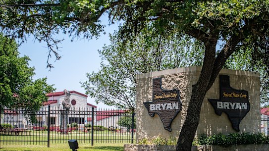 La complice di Jeffrey Epstein, Ghislaine Maxwell, è stata trasferita in un campo di prigionia a bassa sicurezza in Texas, dove altri detenuti includono la fondatrice di Theranos, Elizabeth Holmes.