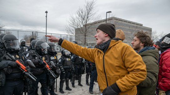 Manifestantes protestam contra a atividade do ICE em Minnesota.