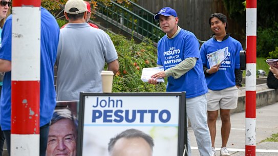Liberal MP John Pesutto at this Hawthorn polling booth in November 2022. 