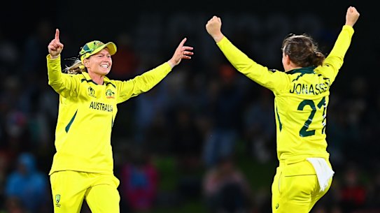 CHRISTCHURCH, NEW ZEALAND - APRIL 03: Australia captain Meg Lanning celebrates with team mate Jess Jonassen after their victory in the 2022 ICC Women's Cricket World Cup Final match between Australia and England at Hagley Oval on April 03, 2022 in Christchurch, New Zealand. (Photo by Hannah Peters/Getty Images)