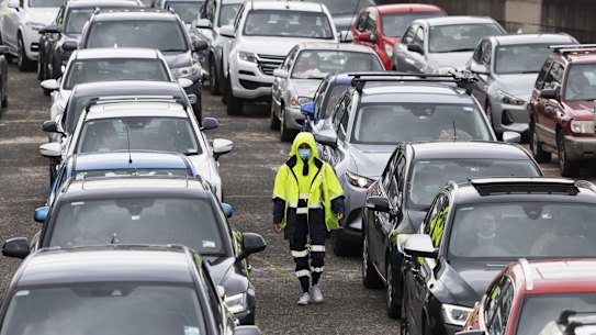 A line of cars stretching back past the Bondi Golf Club before testing at the Bondi COVID-19 clinic opens at 830am on 27 December, 2021. Photo: Brook Mitchell
