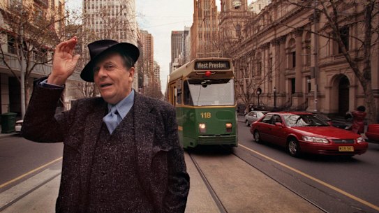 sms000714.002.001.jpg for General News. pic Simon Schluter,The Age,Melbourne. Barry Humphries on the strrets of Melbourne. Barry was guest speaker at the lunch to celebrate the go ahead for the biggest and tallest commercial bldg' in Melbourne, The Grand Central Tower.