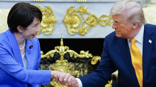 Il presidente degli Stati Uniti Donald Trump e Sanae Takaichi, il primo ministro giapponese, si stringono la mano durante un incontro nello Studio ovale della Casa Bianca a Washington, DC, USA, giovedì 19 marzo 2026. Le tensioni tra Stati Uniti e Giappone sulla guerra con l'Iran sono rimaste evidenti quando il presidente Donald Trump ha ospitato il primo ministro Sanae Takaichi, anche se ha elogiato il Giappone per aver risposto alla sua richiesta di sostegno nello sforzo. Fotografo: Aaron Schwartz/CNP/Bloomberg