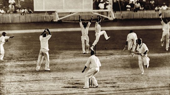     Corda! A partida mais emocionante da história do críquete, o primeiro teste no Brisbane Cricket Ground em dezembro de 1960.