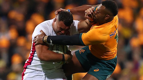 SYDNEY, AUSTRALIA - JULY 16: Ellis Genge of England is tackled by Samu Kerevi of the Wallabies during game three of the International Test match series between the Australia Wallabies and England at the Sydney Cricket Ground on July 16, 2022 in Sydney, Australia. (Photo by Mark Kolbe/Getty Images)