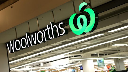 Woolworths faces more than 1000 criminal charges over unpaid long serivce leave.