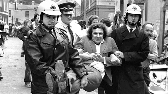 RICH AND RARE Green Bans **PLEASE NOTE, NOT TO BE USED BEFORE PUBLICATION OF THE RICH AND RARE BOOK - 2006** Mundey;Sydney;961204;pic Robert Pearce;SMH NEWS;story;Gerry O'Brien.Former BLF boss and Greenban man, Jack Mundey will have a plaque unveiled in his honour in The Rocks on Sunday.Mundey was responsible for the greenbans that saved many of the old buildings in The Rocks area in the seventies.Pic Shows;A file picture of Jack Mundey being carried from a protest at The Rocks in the early seventies.