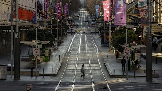 Melbourne passou 112 dias confinada após surtos de COVID em dois hotéis de quarentena.