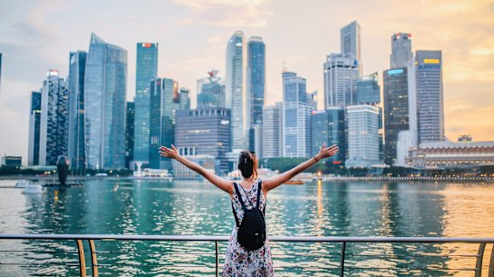 A young traveller admires the skyline in Singapore’s bay area. 