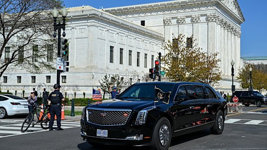 Donald Trump è diventato il primo presidente degli Stati Uniti in carica a partecipare a un’udienza alla Corte Suprema.