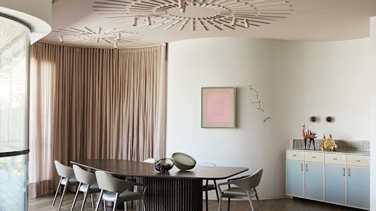 This space designed by Robson Rak Architects and Interior Designers reinterprets the traditional plaster ceiling and finishes with a soft peach colour.