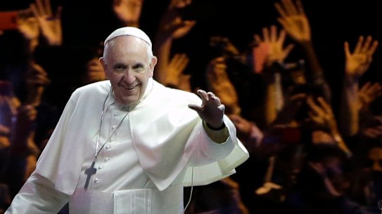 Pope Francis waves to the crowd during a parade in Philadelphia September 26, 2015.