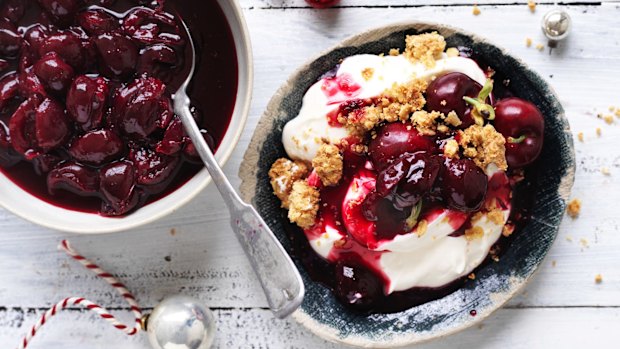 Breakfast crumble with cherries and yoghurt. 