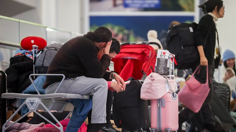 US snow storms lead to thousands of flight delays, cancellations