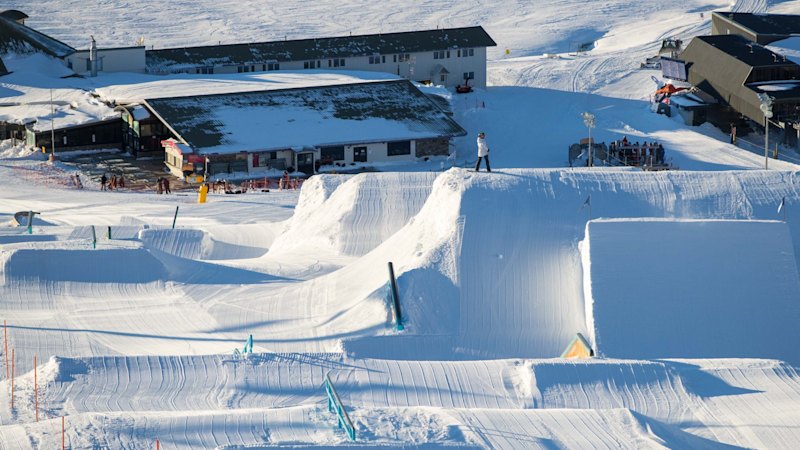 Snowboarder dies in crash at Perisher ski resort