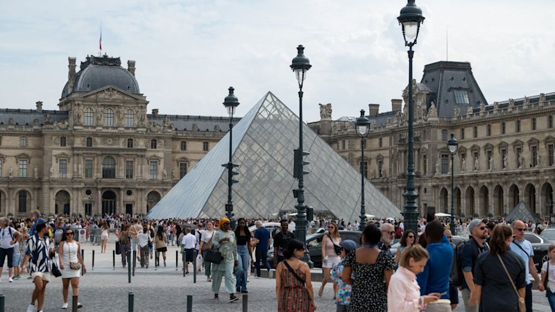 Louvre museum closed after robbery, says France’s culture minister