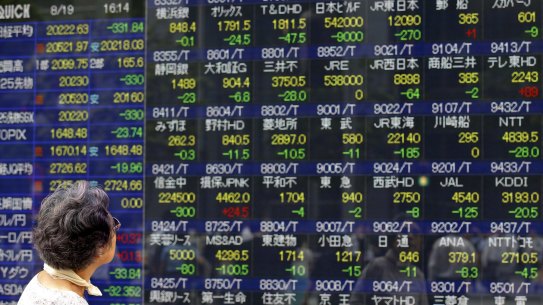 Fleeing bulls: China's sharemarket dives as foreign investors dump $2bn