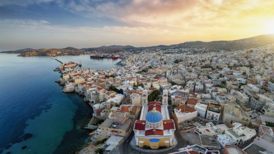 Syros’ capital Ermoupoli has an outstanding collection of neo-classical architecture.