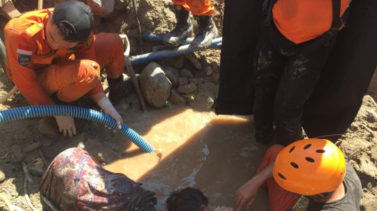 Fears for thousands of people in Sulawesi quake, tsunami rescue